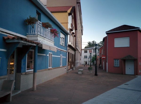 Fotografía de Boiro que muestra ciudad y carretera.