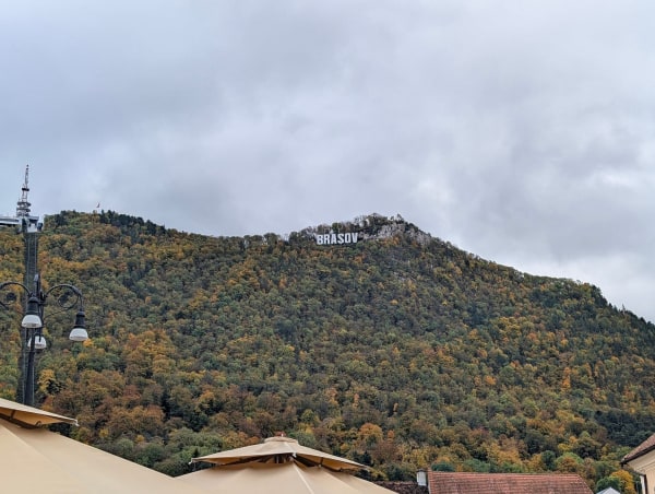 Fotografía de Zona Metropolitană Brașov que muestra montaña y castillo.