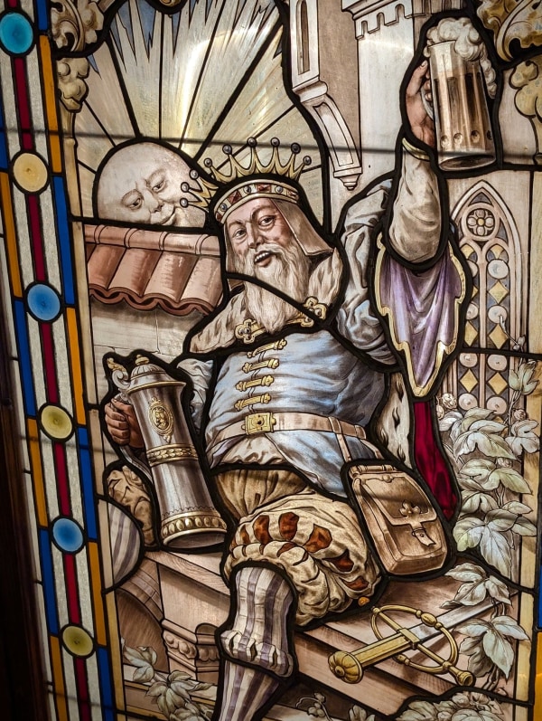 Fotografía de București que muestra templo y museo.