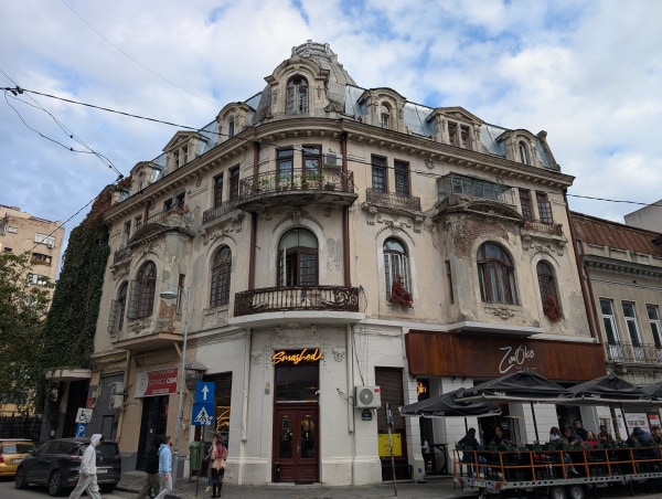 Fotografía de București que muestra ciudad y templo.