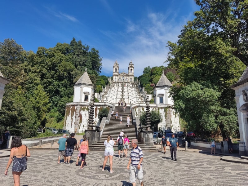 Fotografía de Braga que muestra ciudad, ruinas y templo.