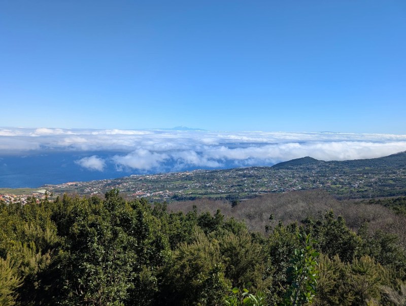 Fotografía de Breña Alta que muestra montaña y niebla.