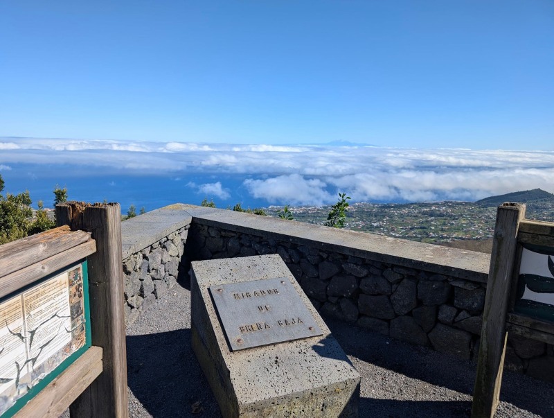 Fotografía de Breña Alta que muestra montaña, niebla y monumento.