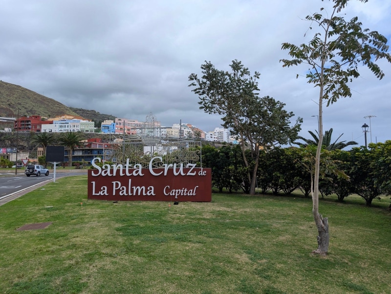 Fotografía de San Pedro de Breña Alta que muestra ciudad, isla y montaña.