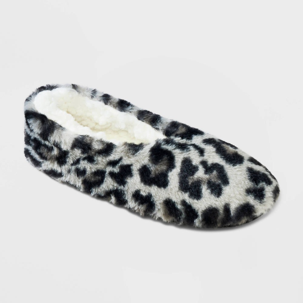 Women's Leopard Print Faux Fur Cozy Pull-On Slipper Socks with Grippers - Gray S/M