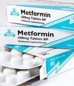 당뇨병 치료제로 널리 사용되는 메트포르민 500mg 약 상자와 알약
