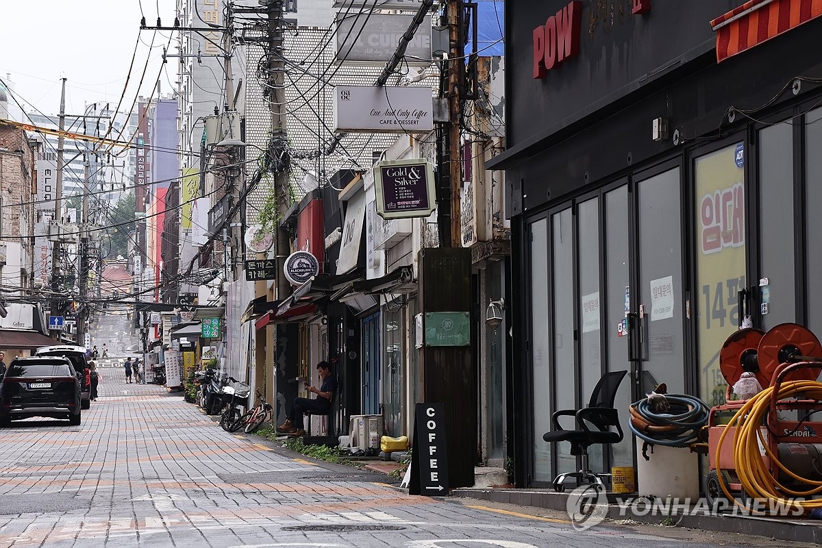 서울 자영업 불황, 임대 현수막이 늘어난 거리 서울 도심의 임대 현수막이 걸린 상가 거리 풍경