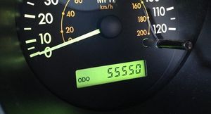 주행거리 55,550km를 표시하는 자동차 계기판 주행거리계 클로즈업 사진