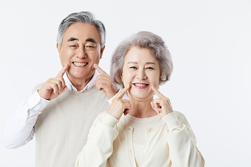 기초연금 수급 혜택으로 안정된 노후를 보내는 웃는 모습의 시니어 부부