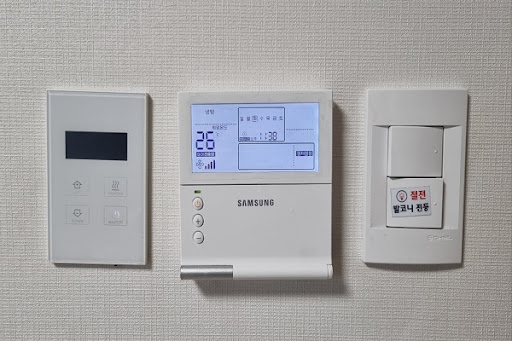 에어컨 온도와 전력 사용을 설정하는 벽면 제어 패널 화면