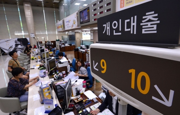국내 은행의 개인대출 창구에서 대출 상담을 받고 있는 모습