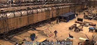 설국열차의 기차칸을 실제로 제작한 세트장에서 촬영된 제작 현장 모습