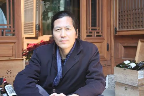 대한민국 현대 철학 담론을 이끄는 철학자 한병철의 초상 이미지