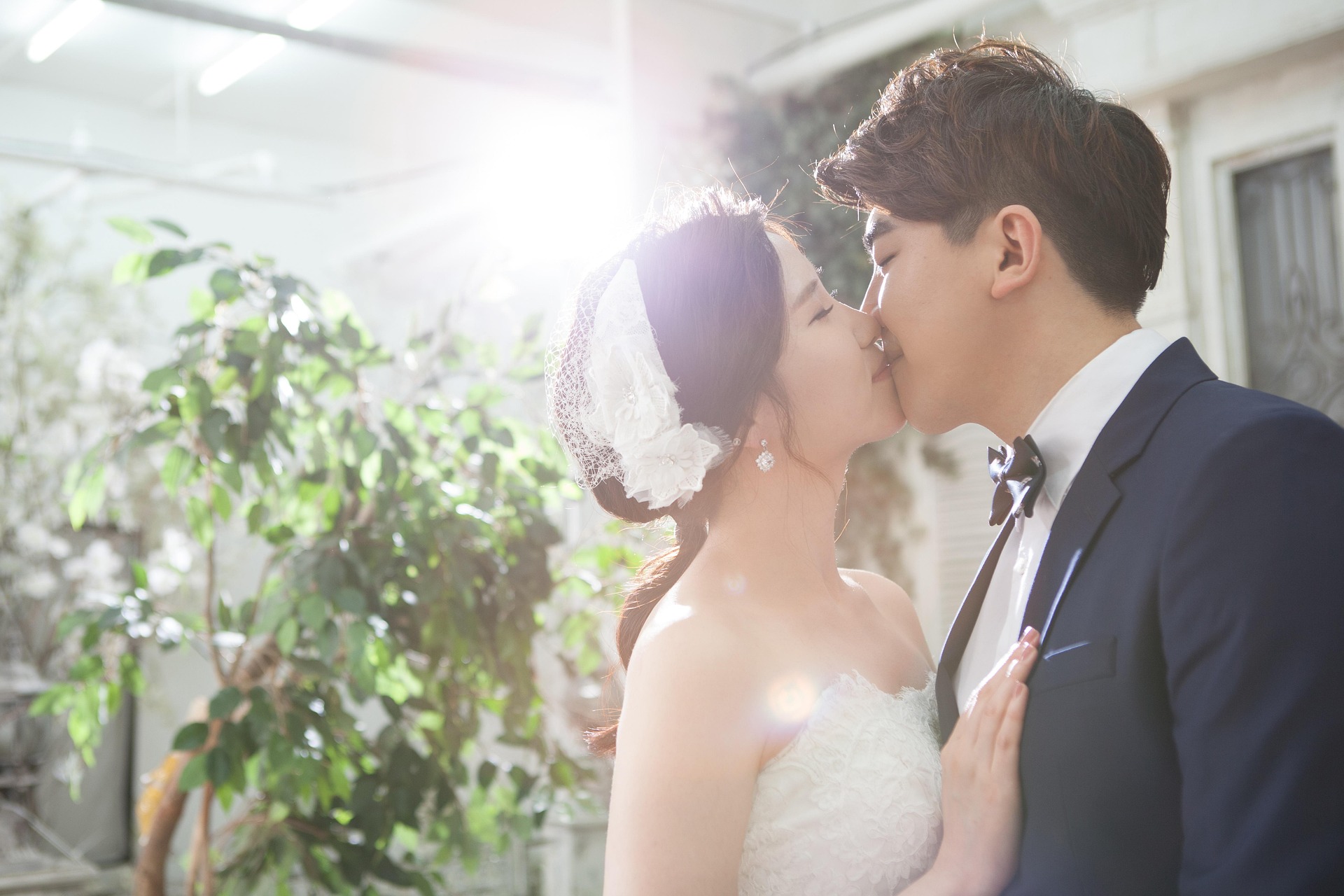결혼식에서 키스하는 신랑 신부, 일부일처제를 상징하는 장면