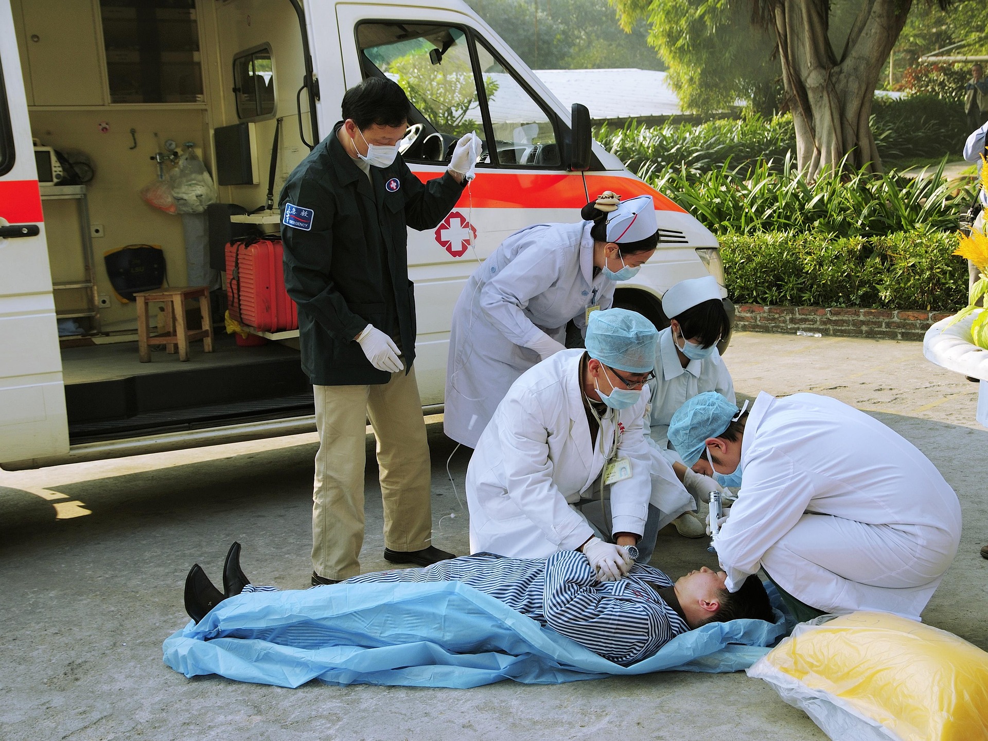 서울·수도권 돌봄SOS 시니어 응급 의료 이송과 현장 처치를 상징하는 모습