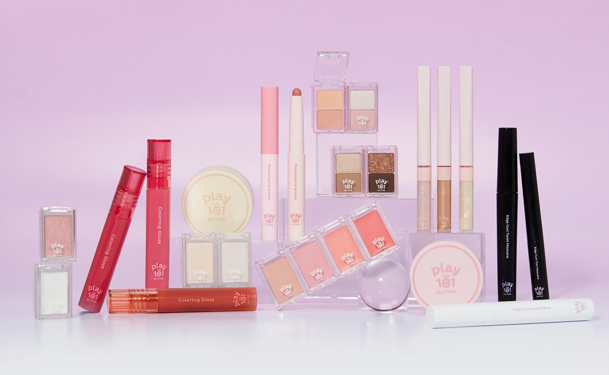 다채로운 Play 101 by Etude 화장품 제품들이 진열된 모습, 국민가게 다이소의 1000원으로 4조원을 만든 성공 비밀을 다루는 글에 적합한 이미지