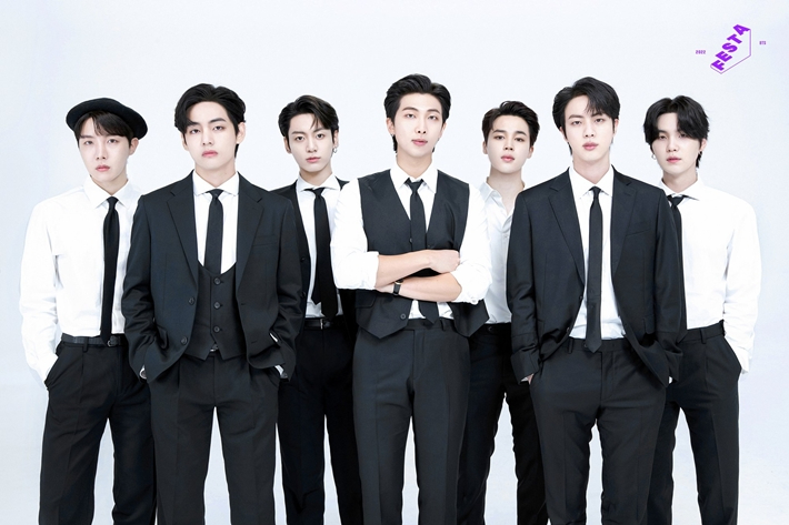 전 세계를 사로잡은 K-콘텐츠, 한국 관광 산업의 새로운 황금기를 열다 화이트 배경의 K-팝 보이그룹 7인 단체 콘셉트 사진—한류와 한국 관광 트렌드 대표 이미지