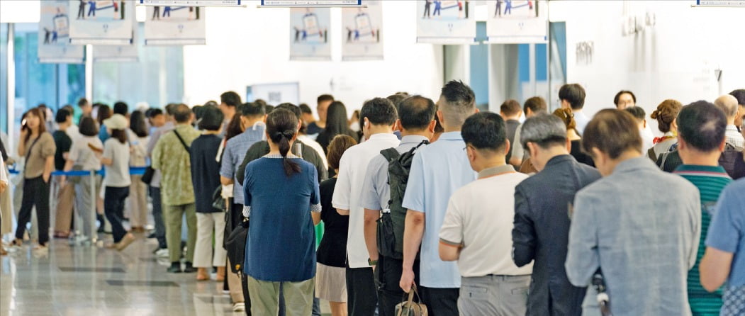 왜 '나는 자연인이다'에 중장년 남성들이 열광하는가? 현실도피인가, 진정한 자유인가? 서울 동대문디자인플라자에서 열린 중장년 일자리 박람회에 참여하기 위해 긴 줄을 서 있는 구직자들, 도시 현실의 치열함과 나는 자연인이다가 상징하는 자유의 대비