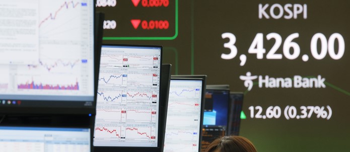 코스피 3426포인트 신고가를 보여주는 하나은행 딜링룸 전광판과 주식 차트 화면