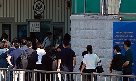 미국 대사관 앞에서 비자 신청을 위해 줄을 서서 대기하는 사람들의 모습
