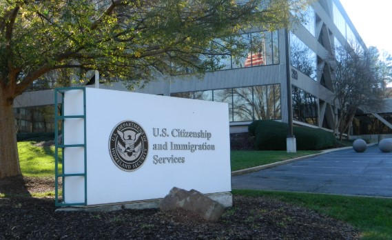 미국 시민권 및 이민국 USCIS 본부 건물 - H-1B 비자를 포함한 모든 이민 업무를 담당하는 연방 기관