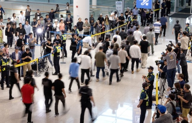 미국 조지아주에서 구금됐던 한국인 근로자 300여 명이 인천공항을 통해 귀국하는 모습