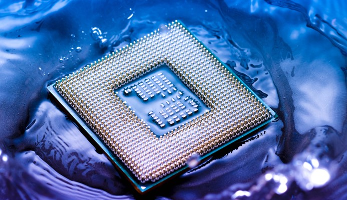 AI 반도체 칩 클로즈업 - GPU와 HBM 수요 폭발적 증가