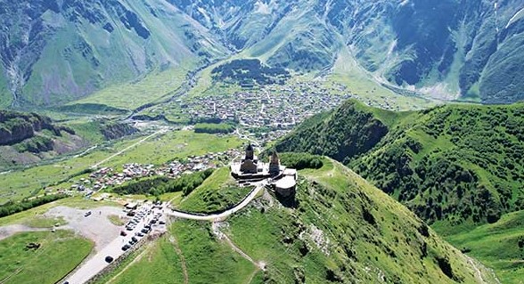 조지아 카즈베기 게르게티 트리니티 교회와 코카서스 산맥 절경, 해발 2200미터 절벽 위 랜드마크 교회