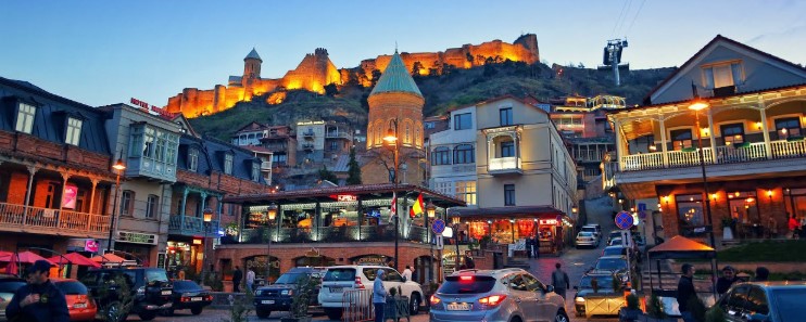 조지아 수도 트빌리시 야경과 나리칼라 요새 전경, 석양 무렵 황금빛 조명이 켜진 구시가지 풍경