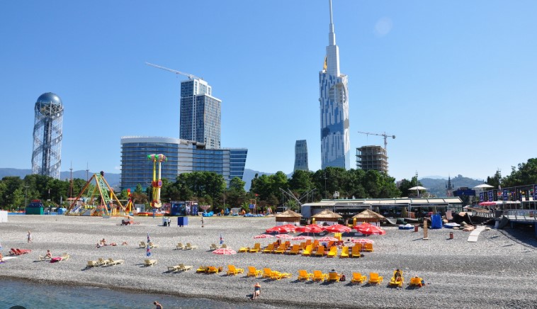 조지아 바투미 흑해 해변 휴양지, 7km 해안선과 현대적 건물이 어우러진 여름 여행 명소