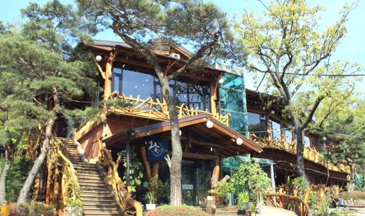 강북구 우이동 옥류헌 릴렉스 한옥 카페 외관 - 북한산 자락 계곡 옆 전통 한옥 건물과 나무 데크가 조화를 이룬 자연 속 힐링 카페