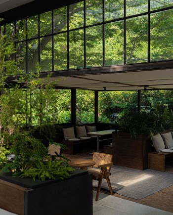 강북구 카페 산아래 플랜테리어 인테리어 - 초록 식물과 북한산 녹음이 어우러진 자연 친화적 힐링 공간으로 감성 카페 내부