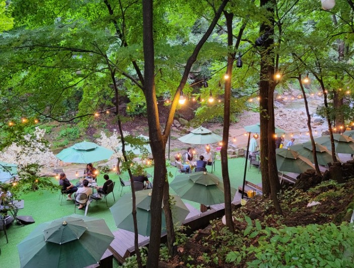 강북구 옥류헌 릴렉스 계곡 야외 테라스 - 북한산 계곡 옆 야외 좌석에서 자연과 함께 힐링하는 감성 카페 테라스 전경