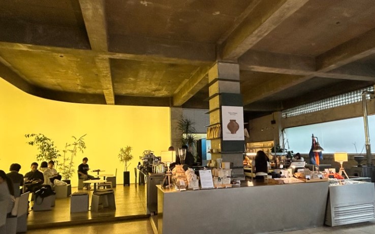 강북구 어니언 미아점 카페 인테리어 - 성수동 감성의 모던한 공간과 우드 천장, 베이커리 카운터가 있는 감성 카페 내부