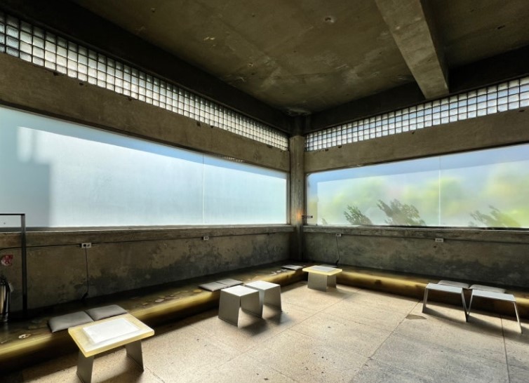 강북구 어니언 미아점 2층 공간 - 노출 콘크리트와 통창 자연광이 어우러진 미니멀 감성 좌석 공간