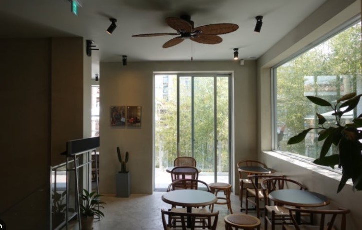 강북구 수유리조트 카페 넓은 실내 - 통창과 우드 인테리어, 여유로운 좌석 배치로 쾌적한 분위기의 감성 카페