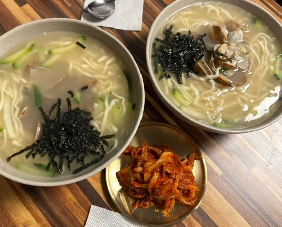 수유손칼국수 바지락칼국수 메뉴, 김가루와 바지락이 가득한 칼국수와 아삭한 겉절이 김치