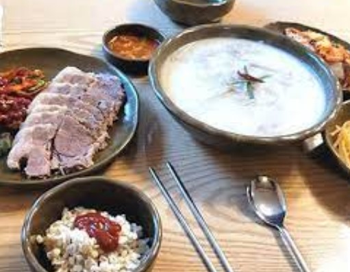 엘림들깨칼국수 메뉴, 고소한 들깨칼국수와 서비스 수육, 보리밥, 김치 반찬