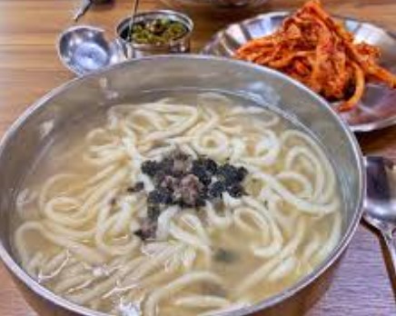 옛가칼국수 황태칼국수 메뉴, 김가루와 소고기가 올라간 황태육수 칼국수와 겉절이 김치