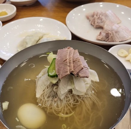 여러분평양냉면 평양냉면 메뉴, 맑은 육수에 수육과 무채, 계란이 올라간 정통 평양냉면