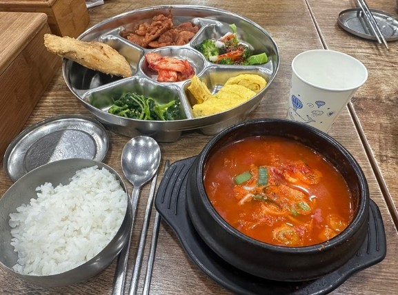 종각역 다담정식 백반 8500원 한상차림, 스테인리스 쟁반에 담긴 8가지 반찬과 얼큰한 찌개, 흰쌀밥