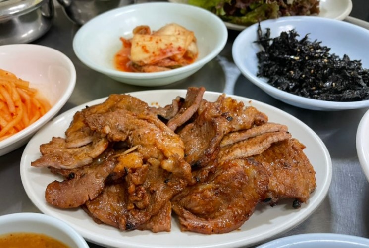 종각역 황소고집 고추장불고기백반 8000원, 석쇠에 구운 돼지불고기와 김치 김 당근채 반찬들