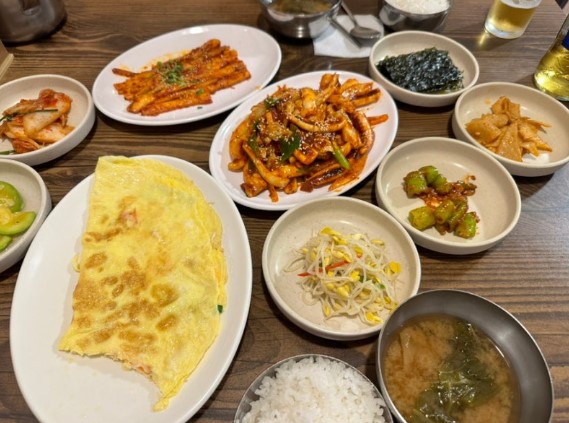 종로3가 일미식당 오징어볶음백반, 큼직한 계란말이와 매콤한 오징어볶음, 김 콩나물 멸치볶음 등 다양한 반찬