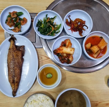 인사동 전주집 백반 정갈한 한상, 고등어구이와 두부조림 김치 나물 반찬들이 원형 쟁반에 담긴 모습