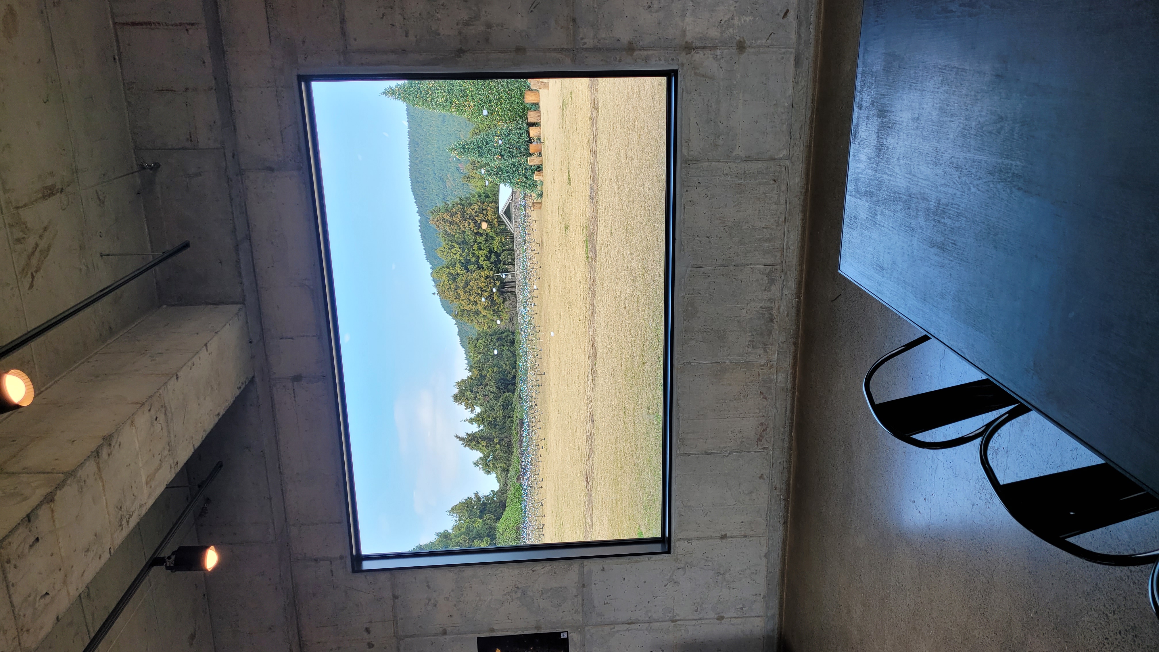 제주 보롬왓 카페 홀의 액자 같은 창문, 제주 오름과 꽃밭이 그림처럼 펼쳐진 뷰