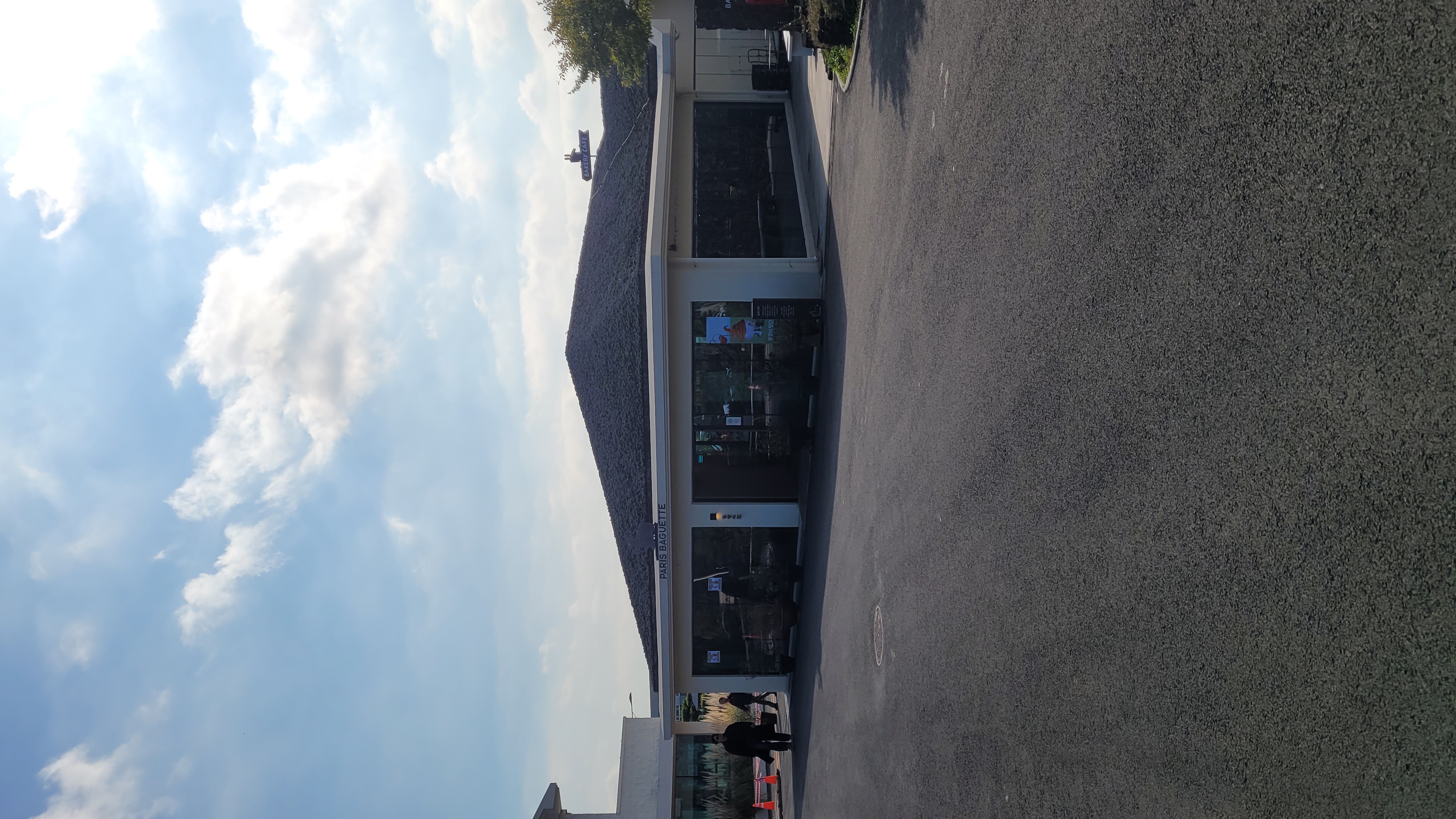 제주 동화마을 파리바게뜨 몽생이집 외관 - 제주 특화 베이커리와 디저트를 판매하는 파리바게뜨 매장