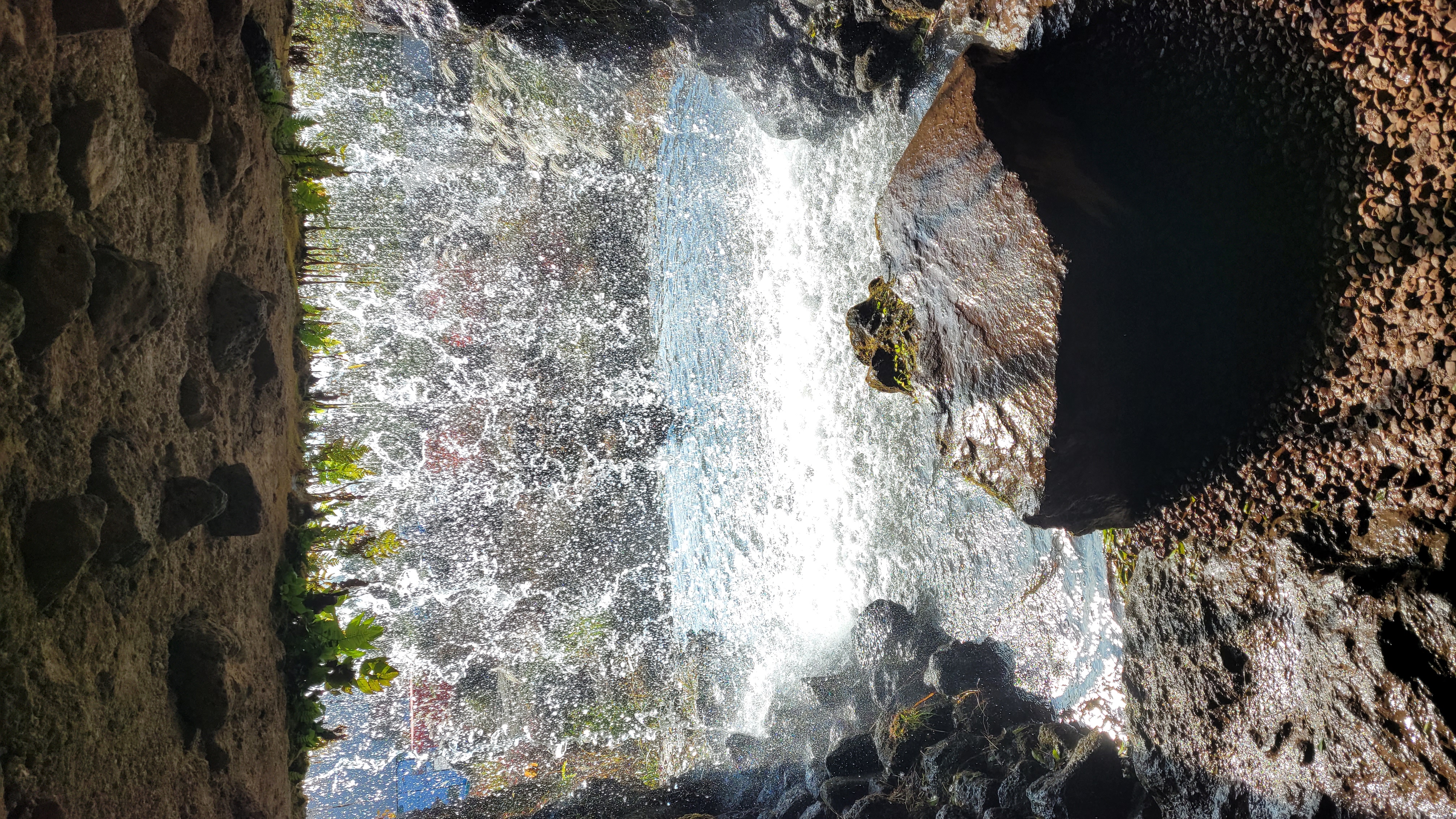 제주 동화마을 화산석 동굴 폭포 - 수십만 년 전 형성된 제주 화산석 동굴 사이로 흐르는 폭포수