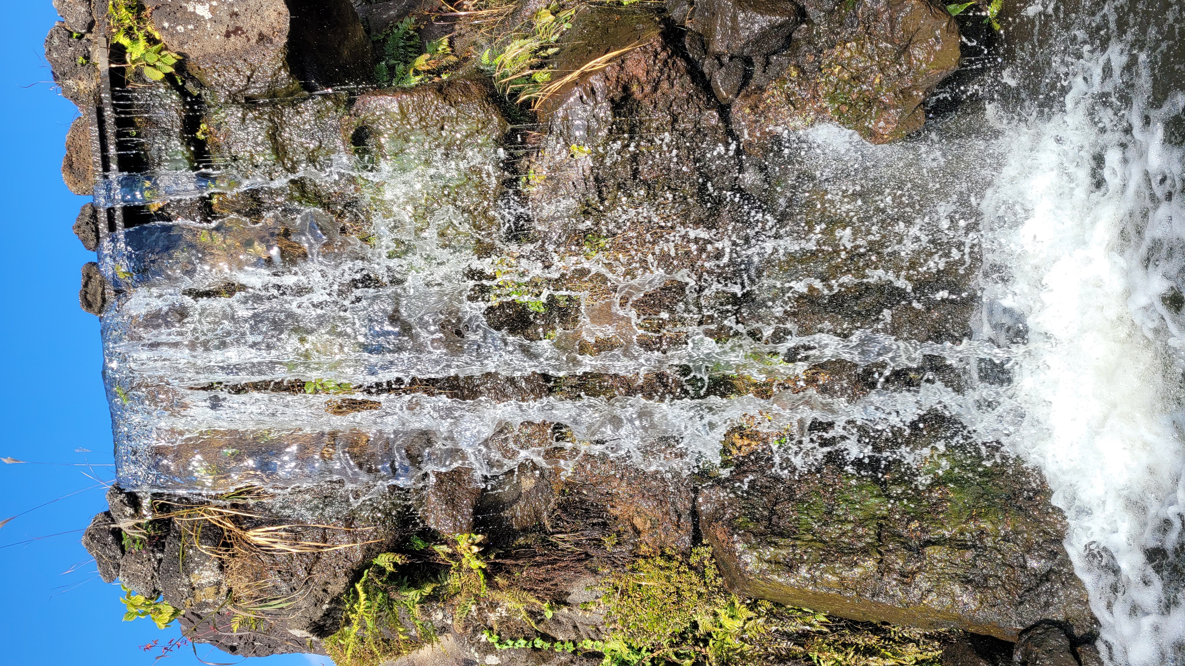 제주 동화마을 한라산 꿈오름 폭포정원 - 화산석으로 조성된 인공 폭포가 시원하게 흐르는 정원