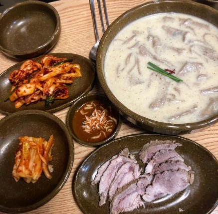 엘림들깨수제비칼국수 대표메뉴 들깨수제비와 보쌈 정식, 김치와 반찬이 함께 나온 한 상 차림