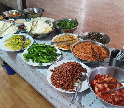 번동식당 셀프 반찬 코너, 김치 멸치볶음 깻잎 등 다양한 밑반찬 무한리필